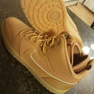 Nike Court Borough Mid